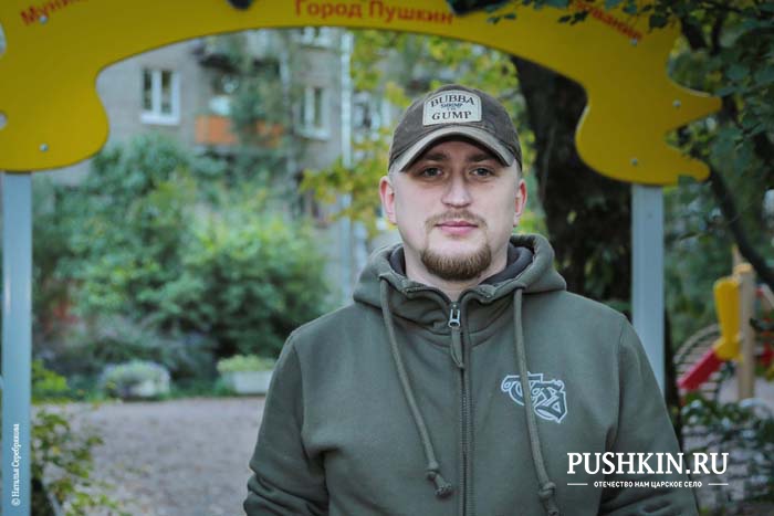 Еремеев Юрий<br />
Системный администратор в одной из айти компаний нашего города<br />
<br />
Я бы назвал основные две проблемы в нашем городе: <br />
1. Проблема транспорта. Постоянные пробки т.к. город разорван мостами по Садовой улице и отсутствие велодорожек, хотя город можно сделать велосипедным. <br />
2. И вторая проблема это отсутствие развитие города как туристического центра при том, что для этого есть все предпосылки. Туристам показывают только дворцы, хотя в городе великолепная история и есть что показать. Нет никакой туристической инфраструктуры хотя город не уступает европейским городам уровня Рима.