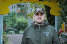 Еремеев Юрий<br />
Системный администратор в одной из айти компаний нашего города<br />
<br />
Я бы назвал основные две проблемы в нашем городе: <br />
1. Проблема транспорта. Постоянные пробки т.к. город разорван мостами по Садовой улице и отсутствие велодорожек, хотя город можно сделать велосипедным. <br />
2. И вторая проблема это отсутствие развитие города как туристического центра при том, что для этого есть все предпосылки. Туристам показывают только дворцы, хотя в городе великолепная история и есть что показать. Нет никакой туристической инфраструктуры хотя город не уступает европейским городам уровня Рима.