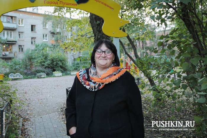 Елена Макович<br />
Работник Дома Офицеров<br />
<br />
Основной проблемой считаю работу ЖКХ и абсолютно равнодушное и безучастное отношение ко всем, кто приватизировал свои квартиры. Они остаются один на один со своими бедами. В частности электричество и подвальные помещения находятся в плачевном состоянии, и никому до этого нет дела.