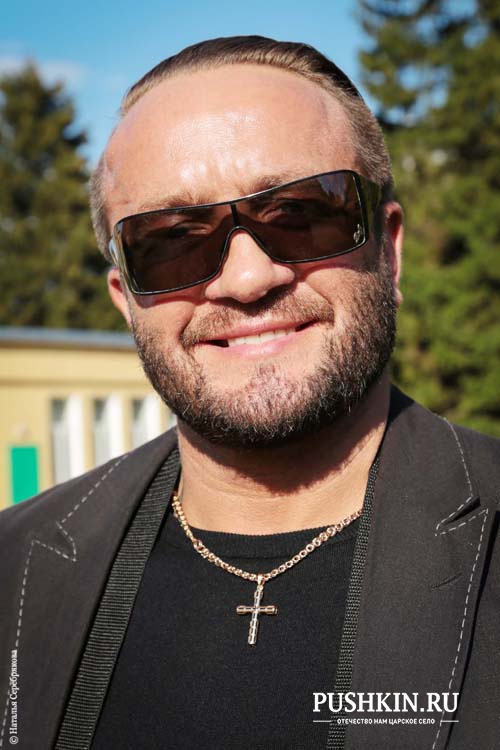 Дмитрий Карев<br />
Тренер по бодибилдингу и фитнесу<br />
<br />
Первой проблемой в нашем городе считаю огромное количество автомобилей, которые проезжают через наш город. Мы живем в зеленом городе, и я считаю, что надо ограничить количество автомобилей и построить объездную дорогу. И вторая проблема — это мигранты, которых слишком много, они душат наших жителей, а мы страдаем от них. Мы тут никого не ждали.