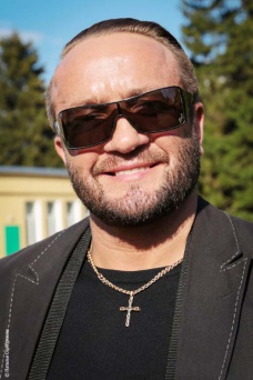 Дмитрий Карев<br />
Тренер по бодибилдингу и фитнесу<br />
<br />
Первой проблемой в нашем городе считаю огромное количество автомобилей, которые проезжают через наш город. Мы живем в зеленом городе, и я считаю, что надо ограничить количество автомобилей и построить объездную дорогу. И вторая проблема — это мигранты, которых слишком много, они душат наших жителей, а мы страдаем от них. Мы тут никого не ждали.