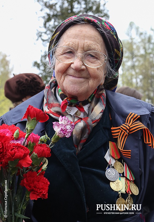 Дмитриева Нина Ивановна<br />
Житель блокадного города. Ветеран<br />
<br />
Меня волнует сломанный кодовый замок на двери моего подъезда. Из подъезда невозможно выйти, люди стоят по много времени, чтобы выйти из подъезда. Куда мы только не обращались – везде хамство. А мы ведь платим раз в год за обслуживание этой двери. Ездила на Подольскую мне грубят. Наши коммунальные службы работают отвратительно и никто не может объяснить куда обратиться чтобы нашу дверь починили. Если кто-то может помочь мы будем очень рады.