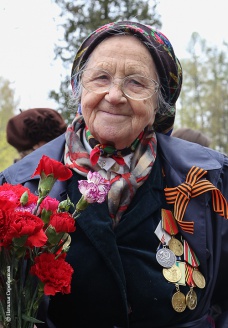 Дмитриева Нина Ивановна<br />
Житель блокадного города. Ветеран<br />
<br />
Меня волнует сломанный кодовый замок на двери моего подъезда. Из подъезда невозможно выйти, люди стоят по много времени, чтобы выйти из подъезда. Куда мы только не обращались – везде хамство. А мы ведь платим раз в год за обслуживание этой двери. Ездила на Подольскую мне грубят. Наши коммунальные службы работают отвратительно и никто не может объяснить куда обратиться чтобы нашу дверь починили. Если кто-то может помочь мы будем очень рады.