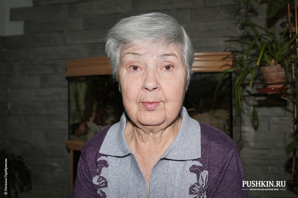 Каюкова Галина Михайловна<br />
Жительница блокадного города. Ветеран.<br />
<br />
Меня волнует гравий, который насыпан у выхода из дома ветеранов архитекторов. Хотелось бы хорошую заасфальтированную дорогу, и внешний вид Школьной улицы. Конечно, трубы вдоль всей улицы – это какой-то ужас.