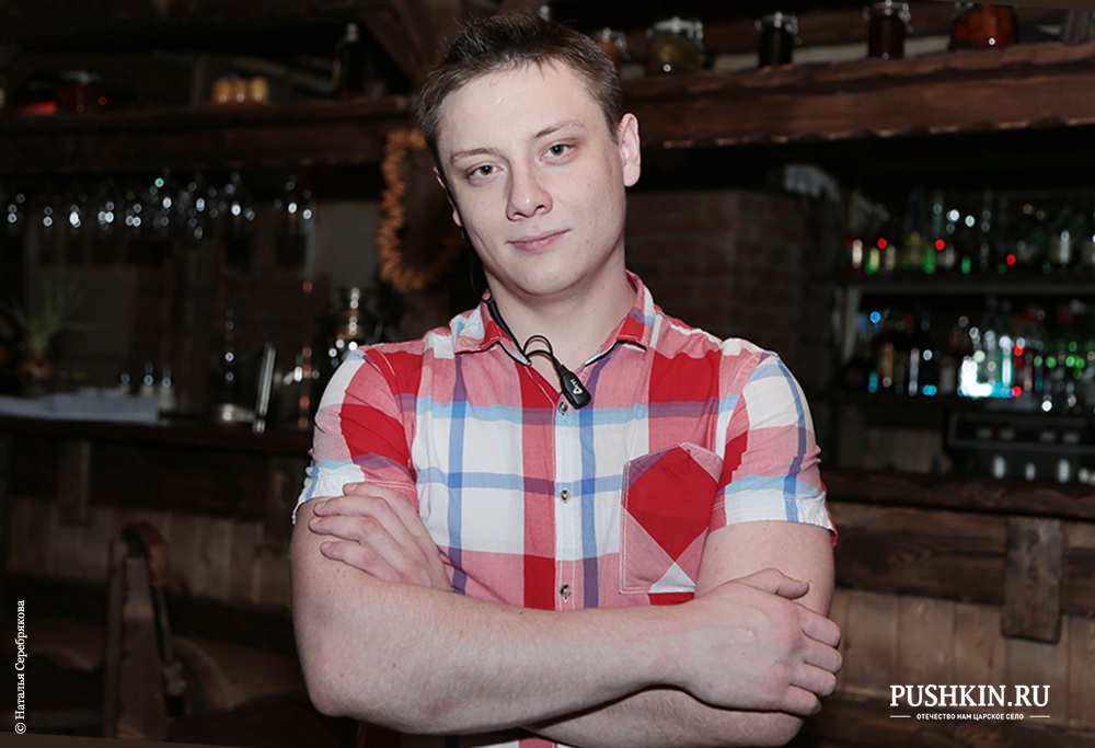 Василий Деркач<br />
Бармен<br />
<br />
Проблема в том, что в Царском селе плохо развита туристическая инфраструктура. Гостям нашего города показывают общедоступные достопримечательности, но незаслуженно остаются забытыми исторические памятники архитектуры прошлых столетий.