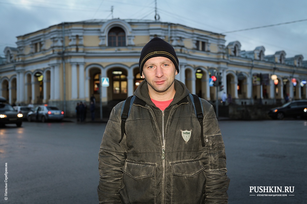 Андрей Копнин <br />
Житель Павловска<br />
<br />
Заброшенная воинская часть (на улице Обороны, в Павловске) напротив моих окон меня очень волнует. Во-первых, надоело смотреть каждый день на то, как разрушаются дома, во-вторых, ну просто жаль — людям жить негде, а тут стоит, разрушается жилье.