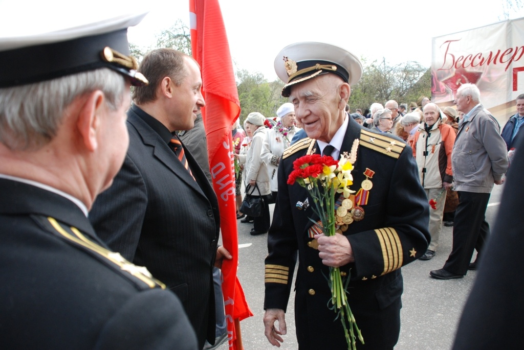 День Победы в СПБ украшение. День Победы Петербург деды.