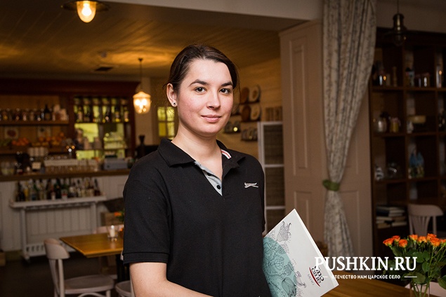 Олеся Ковалевская <br />
Официантка в кафе<br />
<br />
Сейчас очень большие пробки в Пушкине и, к сожалению, наши гости к нам очень долго добираются.