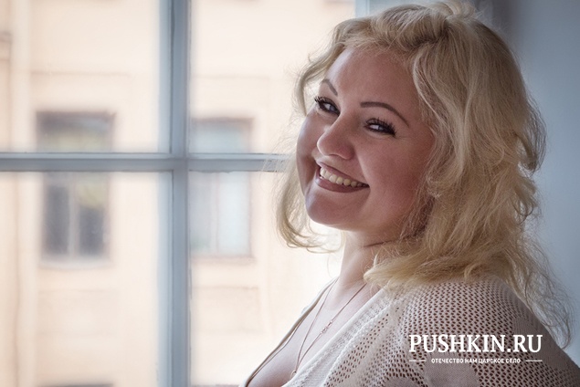 Елена Гончарова<br />
Начальник отдела логистики<br />
<br />
Меня волнуют пробки в Пушкине. Построены огромные новые районы и в Пушкине, и в Павловске. Район Славянка, район София – огромные районы, но нет дорог, ведущих к ним. Павловское шоссе и Московское шоссе не справляются с потоком. Люди, которые едут в Павловск и Коммунар, вынуждены стоять в огромных пробках на Павловском шоссе, жители Славянки стоят и у переезда на Московском шоссе. Надо как-то решать транспортную проблему нашего района.