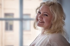 Елена Гончарова<br />
Начальник отдела логистики<br />
<br />
Меня волнуют пробки в Пушкине. Построены огромные новые районы и в Пушкине, и в Павловске. Район Славянка, район София – огромные районы, но нет дорог, ведущих к ним. Павловское шоссе и Московское шоссе не справляются с потоком. Люди, которые едут в Павловск и Коммунар, вынуждены стоять в огромных пробках на Павловском шоссе, жители Славянки стоят и у переезда на Московском шоссе. Надо как-то решать транспортную проблему нашего района.