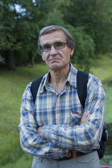 Валентин<br />
Инженер<br />
<br />
В связи со строительством новых районов недалеко от Пушкина в городе стало много машин: едут непрерывным потоком через центр города и по всем историческим местам. Также беспокоит ситуация с парковками: из-за автобусов с туристами местным жителям порой негде поставить свои автомобили. И назову еще одну проблему: раньше, во времена моего детства, пруды в парках Пушкина были совсем чистыми, зеркальными. А сейчас они заросли травой и выглядят не очень привлекательно. 