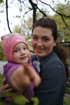 Полина<br />
Инженер ПТО, молодая мама<br />
<br />
Меня беспокоит ситуация с застройкой нашего города, точнее, последствия, которые появляются в связи с застройкой. Становится больше машин, загрязняют город, пробки ухудшают передвижение. Нехватка мест в детских садах и школах. А в остальном все хорошо, я счастлива, что живу в таком красивом месте.