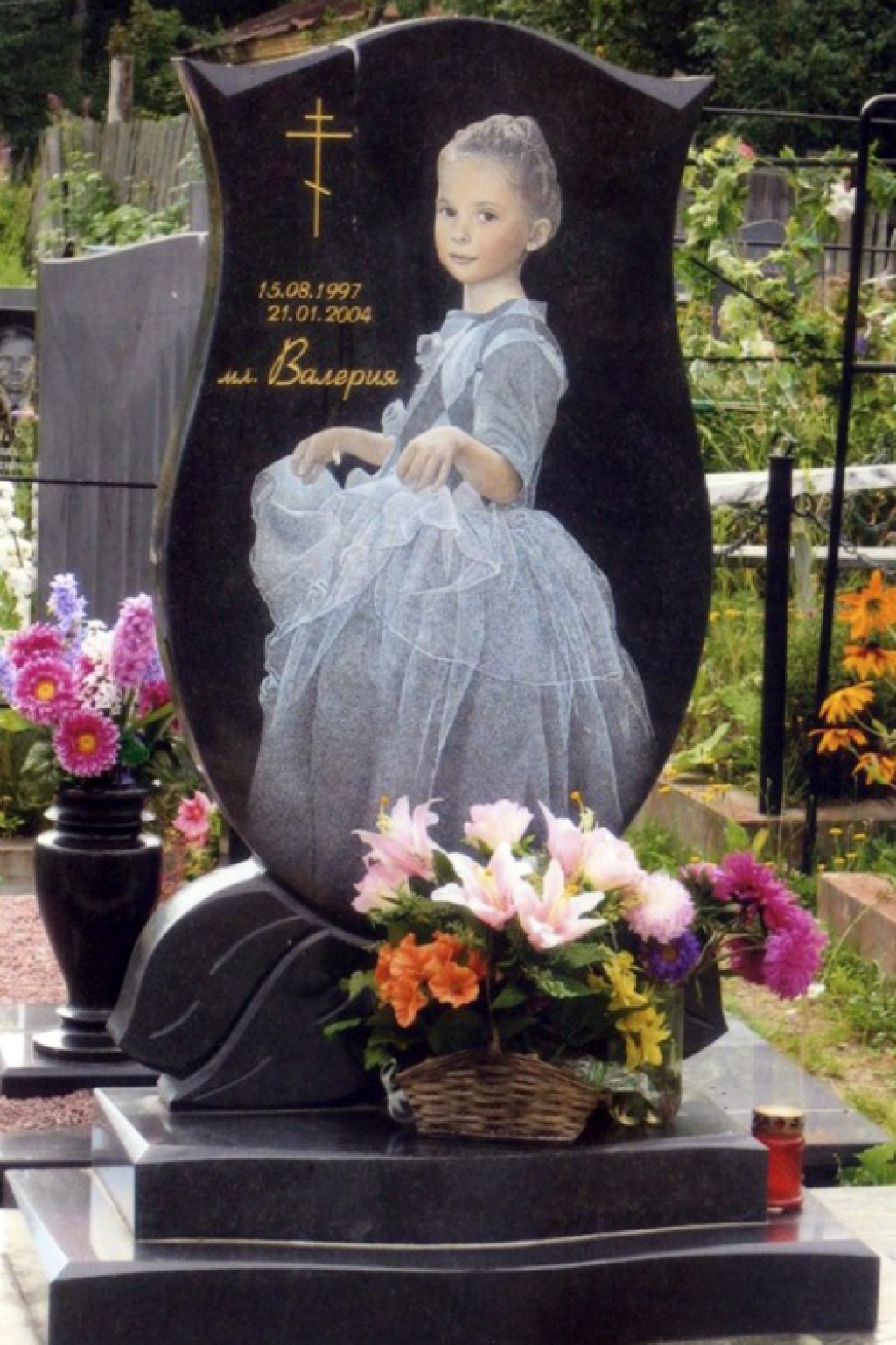 памятник на могилу с цветной фотографией