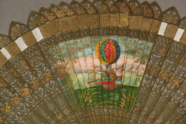 Веер «Полишинель». Западная Европа, около 1830; рог, металл, ткань, гуашь; резьба, роспись, золочение