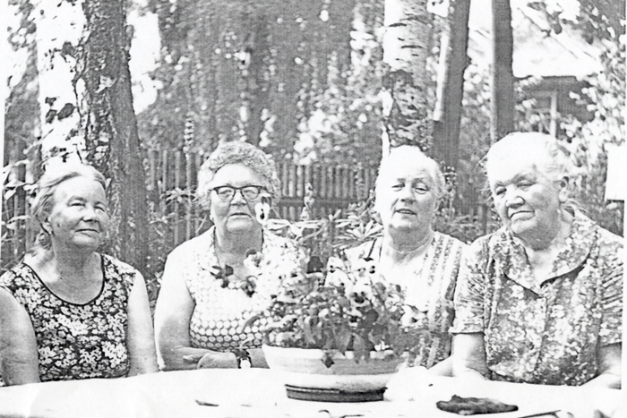 Слева вторая – Мария Матвеевна Суни-Митрофанова. Справа – ее сестра Елизавета Матвеевна Довгалюк.