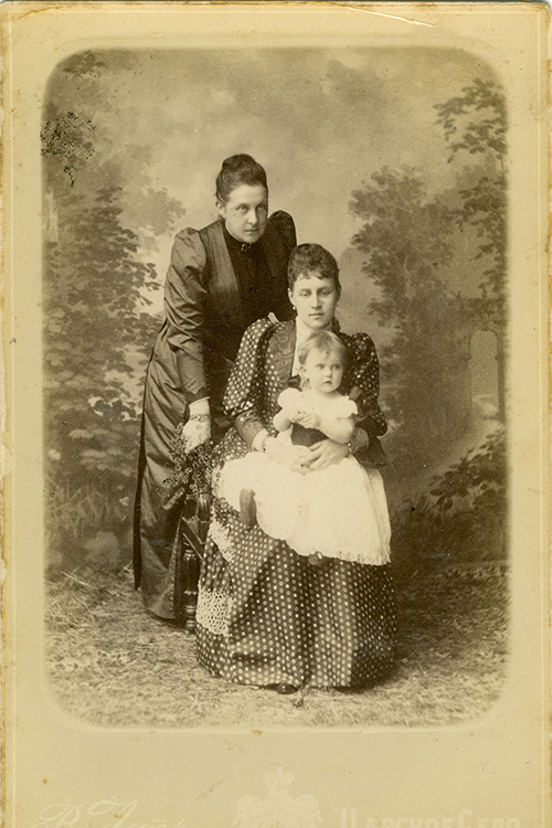 Великая княгиня Александра Георгиевна, ее мать – королева Греции Ольга Константиновна, на руках – старшая дочь Мария