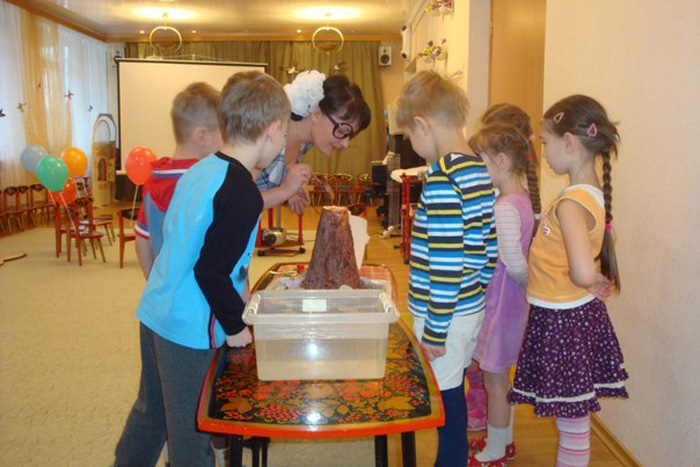 Оксана Зайцева на уроке с детьми