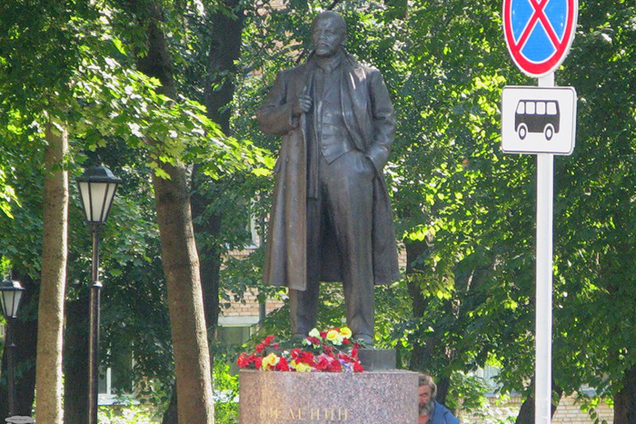 Памятник Ленину в городе Пушкин
