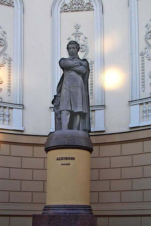 Памятник Пушкину в Казани в театре Оперы и балета